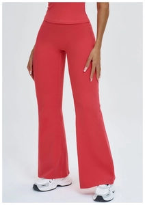 Détail du pantalon évasé taille haute rouge corail montrant la texture et la coupe ajustée