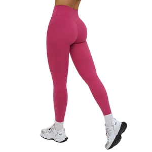 Pantalon de yoga magenta taille haute avec effet liftant en V vu de profil à 45 degrés
