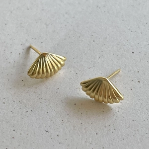 Minimalist 925 sterling silver shell stud earrings with golden pleated fan design