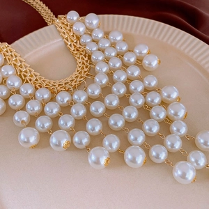 Collier multicouche avec lettre M en métal, perles d'imitation et glands dorés élégants