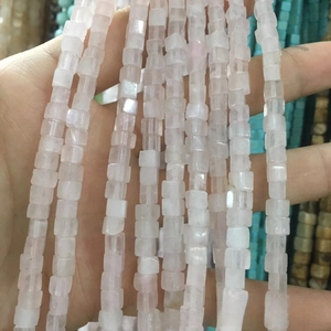 Détail macro de perles cubes en quartz rose translucide pour la création de bijoux DIY