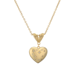 Collier médaillon cœur plaqué or avec étoiles en zircon sur une chaîne fine délicate