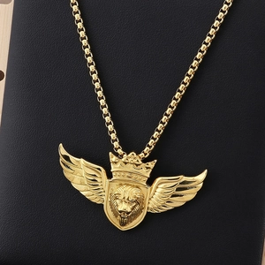 Pendentif tête de lion doré avec ailes et couronne sur fond de cuir noir texturé
