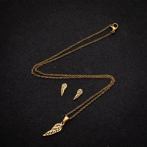 Parure de bijoux minimaliste en acier doré avec collier et boucles d'oreilles ailes