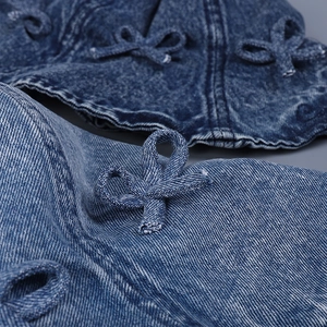 Chapeau de soleil en jean bleu avec nœud 3D et bords volantés en denim délavé