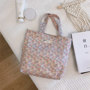 Détail du sac en coton à fleurs avec étiquette Animal Pattern sur fond blanc matelassé