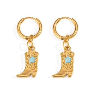 Détail de boucles d'oreilles bottes de cowboy dorées avec étoile bleue ciselée