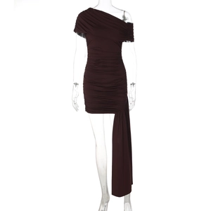 Détail de la robe une épaule marron foncé avec fronces et ruban latéral, coupe ajustée