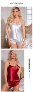 Detailansicht des Damen-Seiden-Pyjama-Sets mit Top und Shorts in Silber und Weinrot