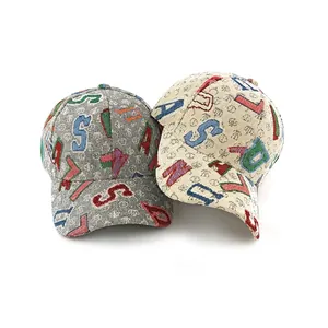 Unisex jacquard baseballpet met geborduurde letters in donkergrijs en beige kleuren