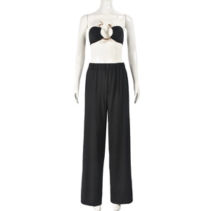 Détail du haut court avec ornement serpent en métal doré et pantalon large assorti