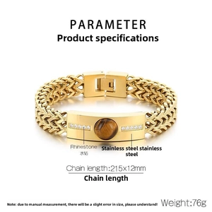 Détail du bracelet en acier inoxydable doré avec œil de tigre et incrustation cristal