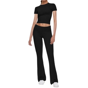 Detalle de conjunto deportivo negro de dos piezas con top corto y pantalones acampanados