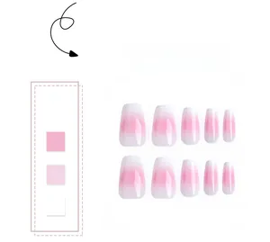 Gros plan d'ongles press-on dégradés rose et blanc de forme trapèze moyenne