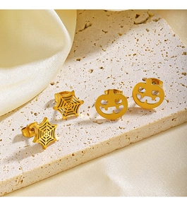 Détail de boucles d'oreilles citrouille et toile d'araignée en acier doré sur pierre
