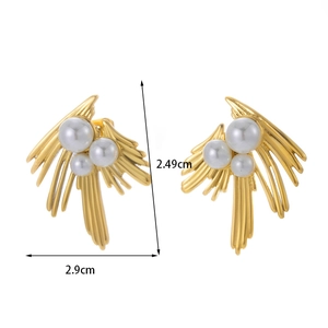 French vintage style pearl fan earrings in gold-plated steel with dimensions 2.49x2.9cm