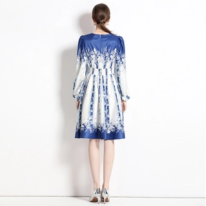 Elegantes blau-weiß geblümtes Maxikleid mit V-Ausschnitt, Puffärmeln und A-Linien-Schnitt