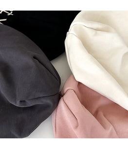 Primo piano della trama del tessuto a maglia a coste in nero bianco grigio e rosa