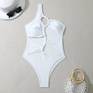 Maillot de bain blanc côtelé à une épaule avec découpes et accessoires de vacances