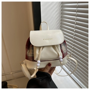 Detail des rot-grau karierten Rucksacks mit goldenem FASHION-Schriftzug und Tunnelzug-Perlen