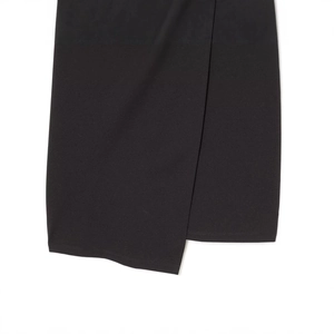 Damenkleid in Schwarz mit V-Ausschnitt, asymmetrischem Saum und modischer Metallschnalle