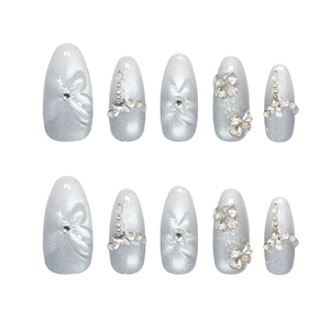 Faux ongles œil de chat argentés avec papillon 3D, strass et forme ovale élégante
