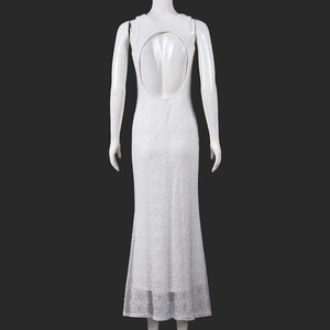 Vue arrière détaillée d'une robe longue dos nu en dentelle blanche avec coupe sirène