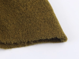 Gros plan du bord en tricot vert olive avec texture mohair douce et finition côtelée