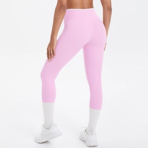 Vue arrière du legging de yoga rose à taille haute montrant l'effet galbant et sans couture