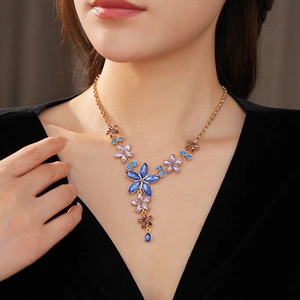 Détail du collier à fleurs vintage avec cristaux bleus et violets sur un mannequin