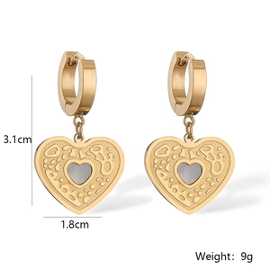 Detail view of gold heart earrings with size 3.1x1.8cm and 9g weight information