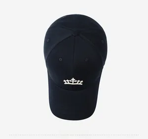 Vue de dessus d'une casquette bleu marine avec broderie couronne blanche et coton fin
