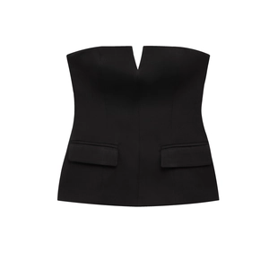 Dettaglio di un top a fascia nero senza spalline con scollo a V e patte decorative