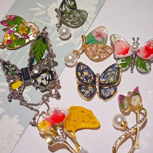 Broche papillon en résine avec de vraies fleurs séchées et des perles pour femmes
