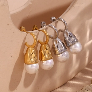 Retro 18K gold and silver plated hammered metal droplet earrings with white pearls