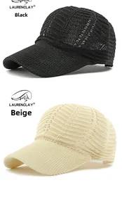 Detailansicht von Strick-Mesh-Caps in Schwarz und Beige mit atmungsaktivem Gewebe