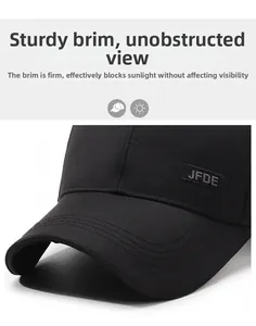 Détail de l'étiquette JFDE et des coutures renforcées sur la visière d'une casquette noire