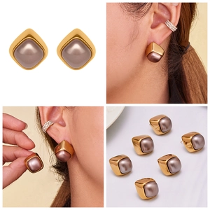 Detail of square gold earrings with brown resin and sparkling pavé ear cuff set