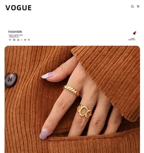 Dettaglio set di anelli geometrici placcati oro 18K con design a spirale e a fascia