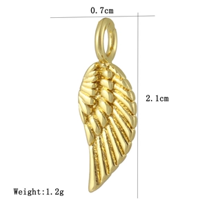 Vue détaillée d'un pendentif aile de chauve-souris dorée, dimensions 2,1cm et 1,2g