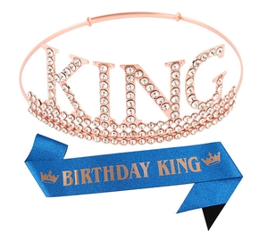 Détail de la couronne KING en strass or rose avec écharpe pailletée bleue Birthday King