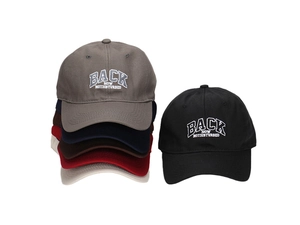 Dettaglio di cappellini da baseball multicolore con ricamo vintage Backnow in twill di cotone