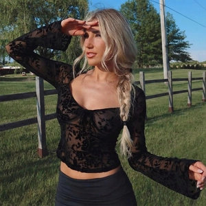 Haut femme en mesh noir transparent avec motif floral et manches évasées chic