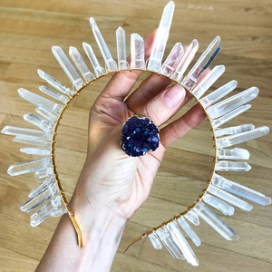 Cerchietto a corona in cristallo bianco naturale e anello con geode blu per sposa