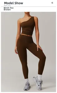 Détail du haut de yoga à une épaule et du legging taille haute en couleur Birch Tea Brown