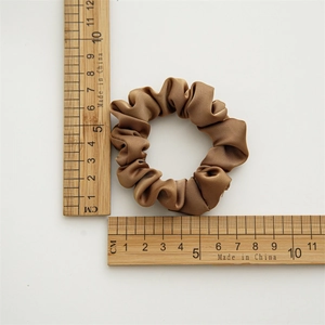 Chouchou en satin marron style français, diamètre 6cm, accessoire cheveux soyeux