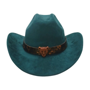 Dettaglio della fibbia a testa di leopardo e del cinturino in pelle sul cappello da cowboy