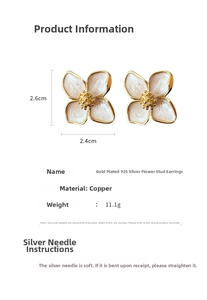 Details zur Größe von 2,6 cm x 2,4 cm für die vergoldeten cremeblauen Blumenohrringe