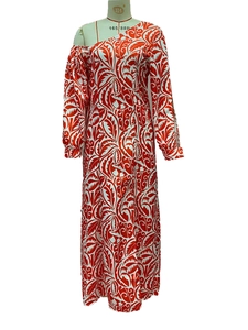 Détail d'une robe imprimée de feuilles rouges et blanches avec épaule dénudée