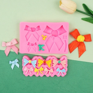 Detail der rosa Silikonform für Schleifen-Fondant mit fertigen Dekorationen
